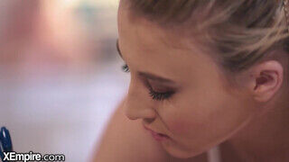 Zsenge barinő rácuppan a gigászi dákóra